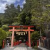 天河大辨財天社の鳥居と赤い橋が映る参道の風景。「天河大辨財天社へ スピリチュアル散歩 びびの参拝レポ」の文字入りキャッチ画像説明