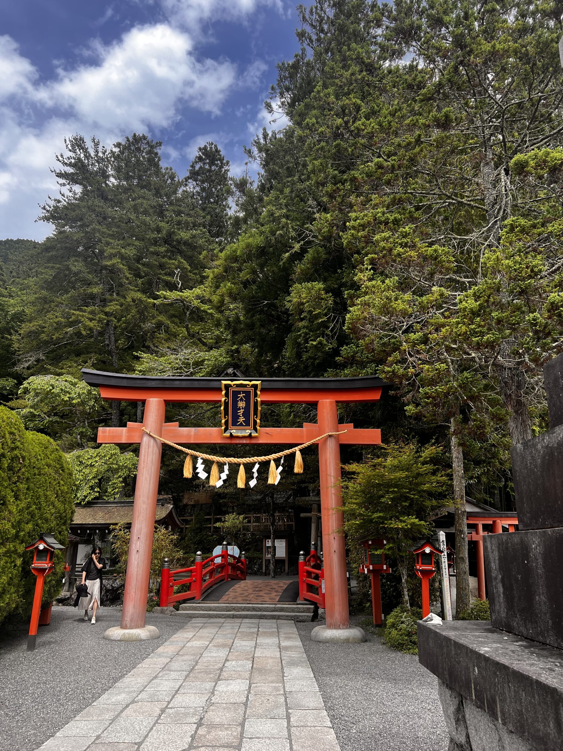天河大辨財天社の鳥居と赤い橋が映る参道の風景。「天河大辨財天社へ スピリチュアル散歩 びびの参拝レポ」の文字入りキャッチ画像説明